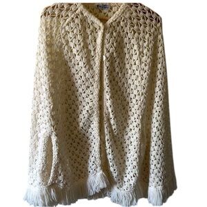 70’s | vtg crocheted button front white orlon acrylic fringed cape with armholes